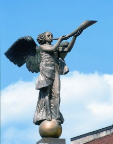 吹号角的天使铜像图片