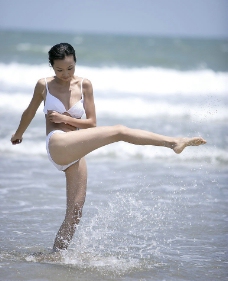 美丽青年美丽海滩瑜珈图片