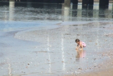 沙滩上玩耍的小孩图片