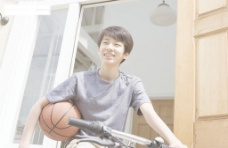 骑自行车的少年篮球少年图片