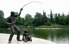 父女钓鱼雕像图片