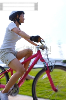 自行车运动亲子休闲脚踏车自行车脚踏车赛车户外运动车道风景草坪