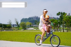 亲子脚踏车亲子休闲脚踏车自行车脚踏车赛车户外运动车道风景草坪