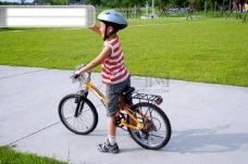 自行车运动亲子休闲脚踏车自行车脚踏车赛车户外运动车道风景草坪