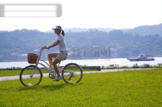 户外休闲亲子休闲脚踏车自行车脚踏车赛车户外运动车道风景草坪