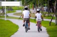 休闲运动亲子休闲脚踏车自行车脚踏车赛车户外运动车道风景草坪